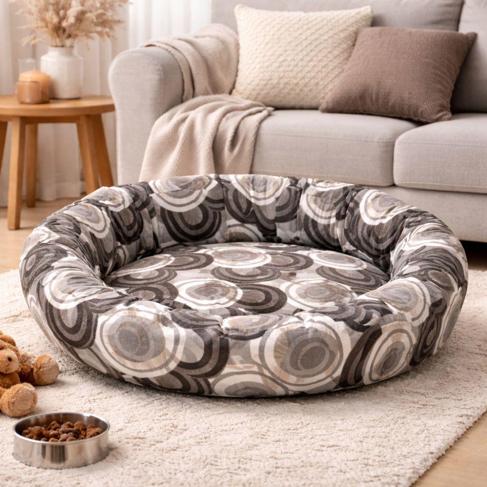 cuccia maxi in cotone per animali (colore in base alla disponibilità) - foto 3 Cuccia con fantasia grigia in ambiente domestico davanti a divano e tavolo in legno