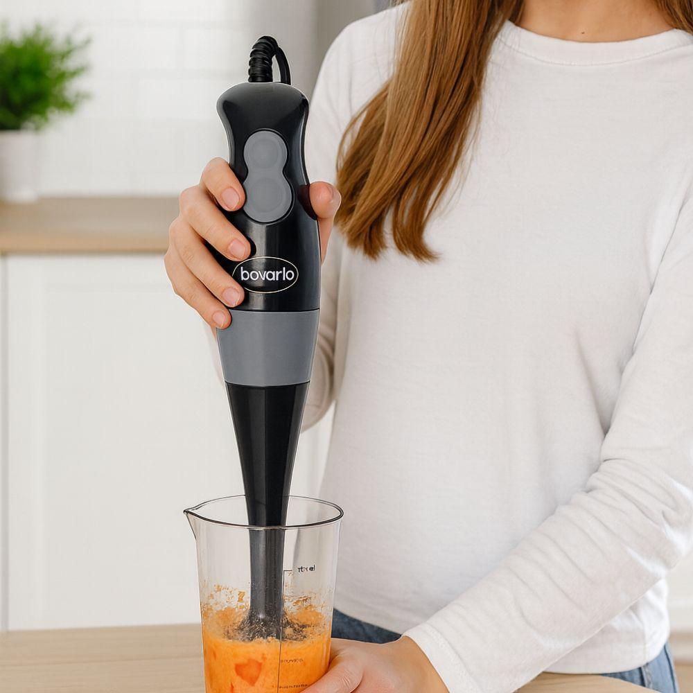 MixyChef Pro mixer in uso su piano di lavoro in cucina, sopra bicchiere con bevanda