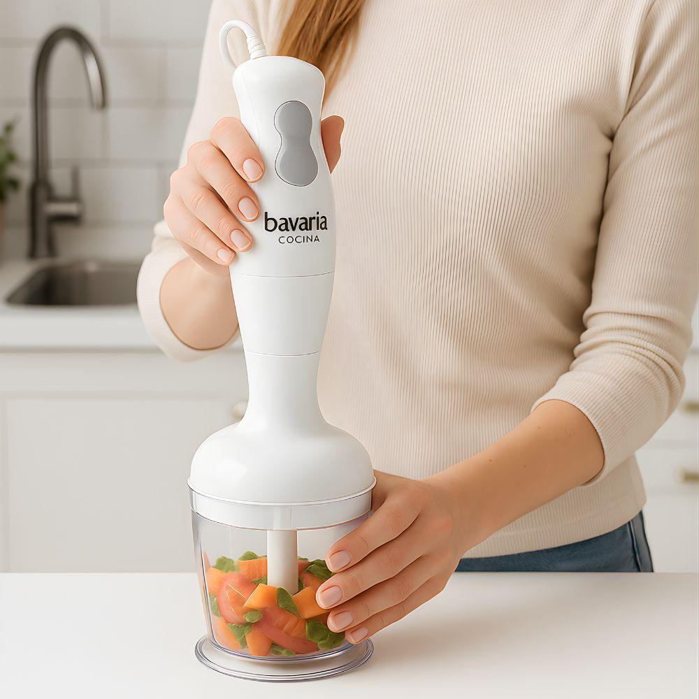 Mixer MixyChef Pro in uso su piano di lavoro durante preparazione