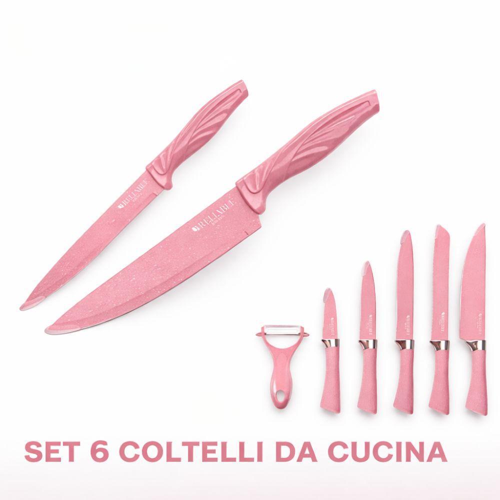 Set con due coltelli grandi in primo piano e accessori in basso a destra