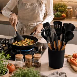Set da 12 pz. di mestoli da cucina in silicone e legno con cestello contenitore