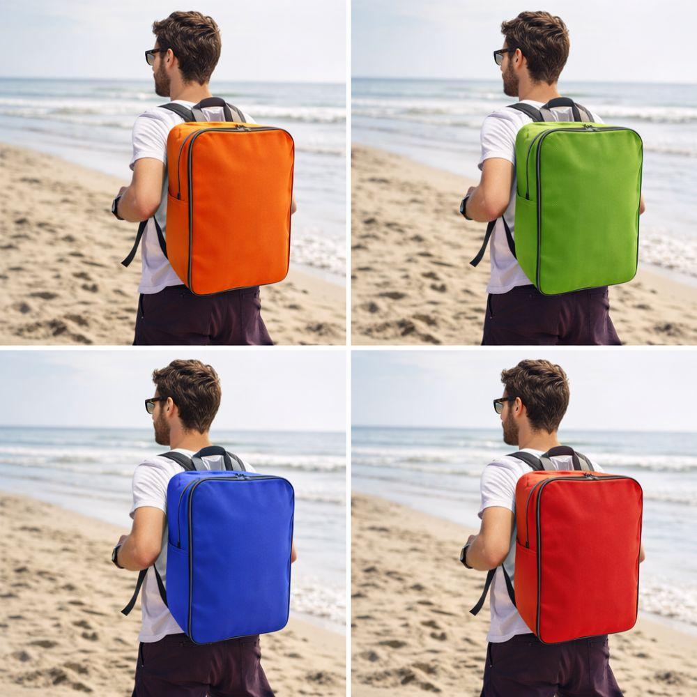 Zaini frigo in quattro colori indossati di spalle sulla spiaggia