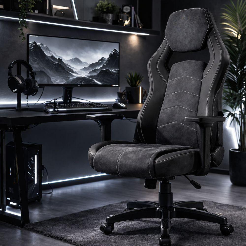 Sedia gaming grigia con supporto lombare in uso davanti a postazione con monitor