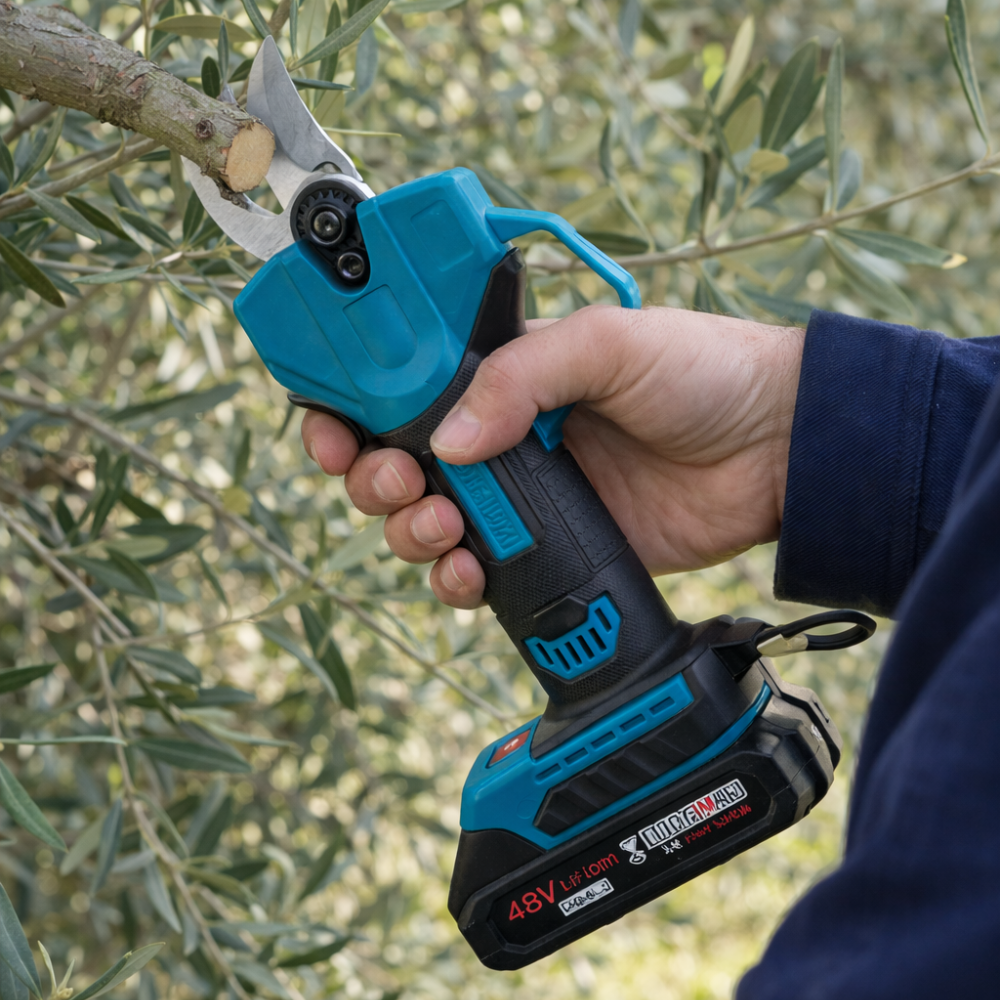 Cesoia con batteria e motore brushless, dettaglio del manico e corpo