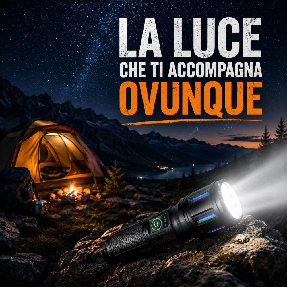 Torcia LED in contesto notturno con tenda illuminata e paesaggio stellato