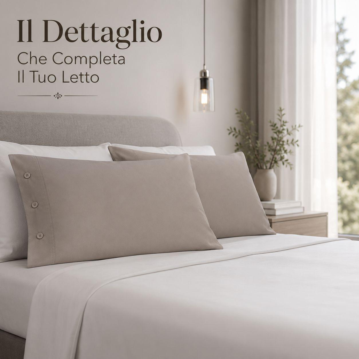 Federe beige tortora su letto in contesto d'uso camera da letto moderna