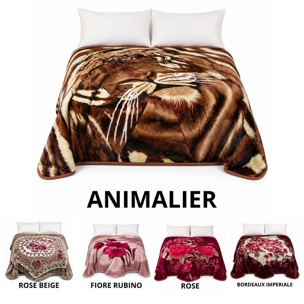 Coperta matrimoniale fantasia leopardata marrone e beige su letto con cuscini bianchi